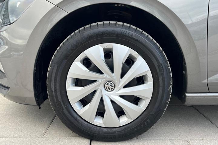 Grå VW Polo fra 2019