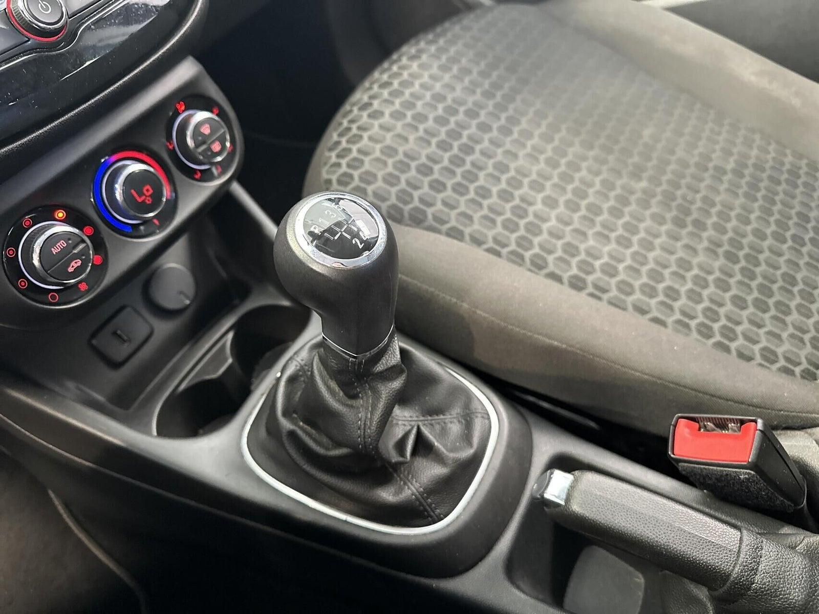 Beige Opel Corsa fra 2019