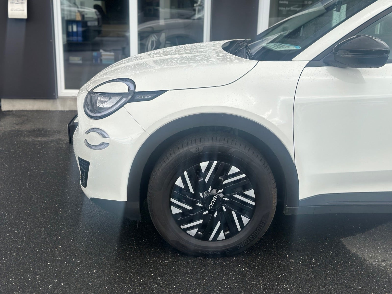 Hvid Fiat 600e fra 2024