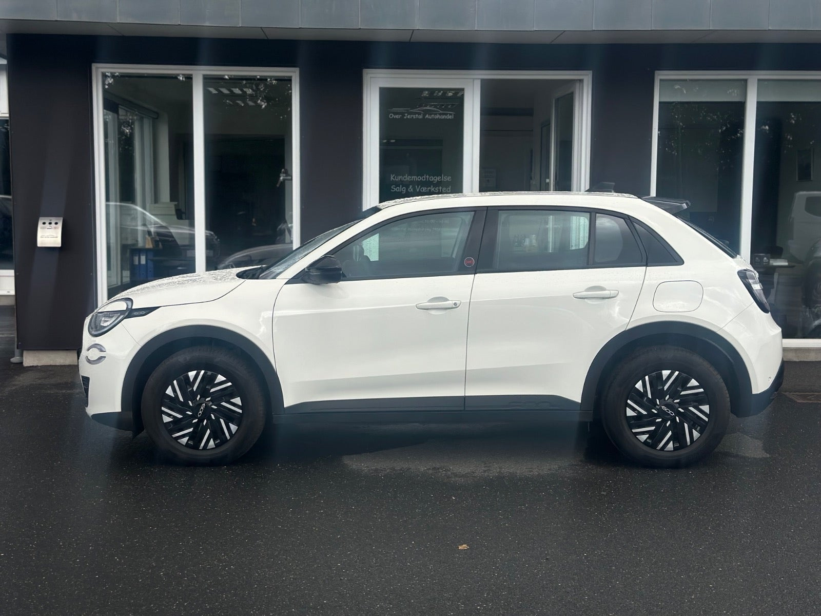 Hvid Fiat 600e fra 2024