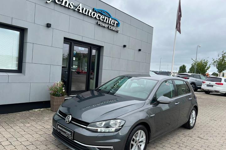 Grå VW Golf VII fra 2019