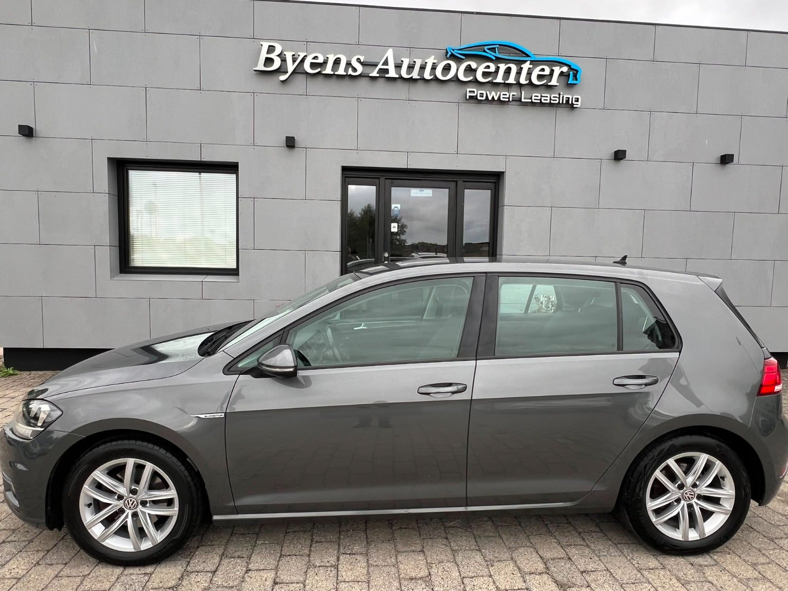 Grå VW Golf VII fra 2019