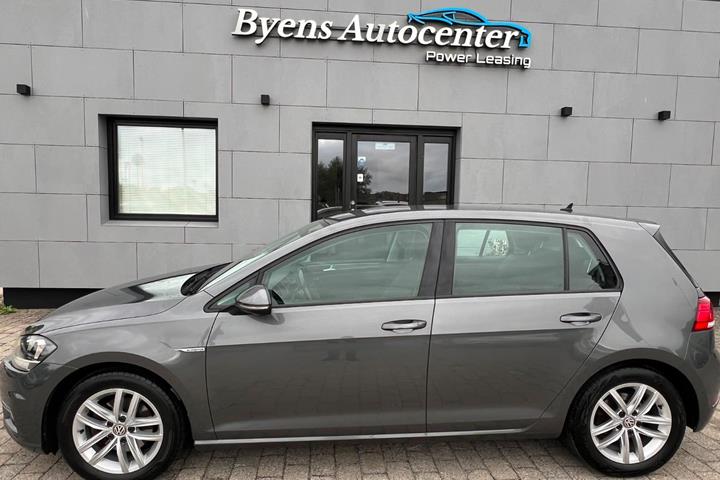 Grå VW Golf VII fra 2019
