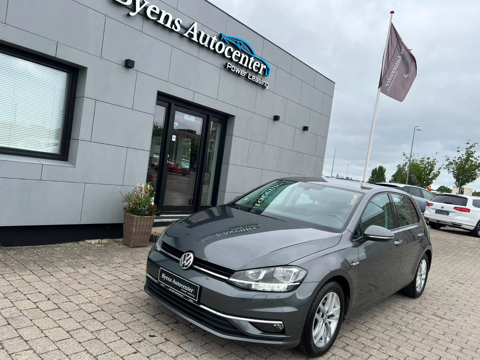 Grå VW Golf VII fra 2019