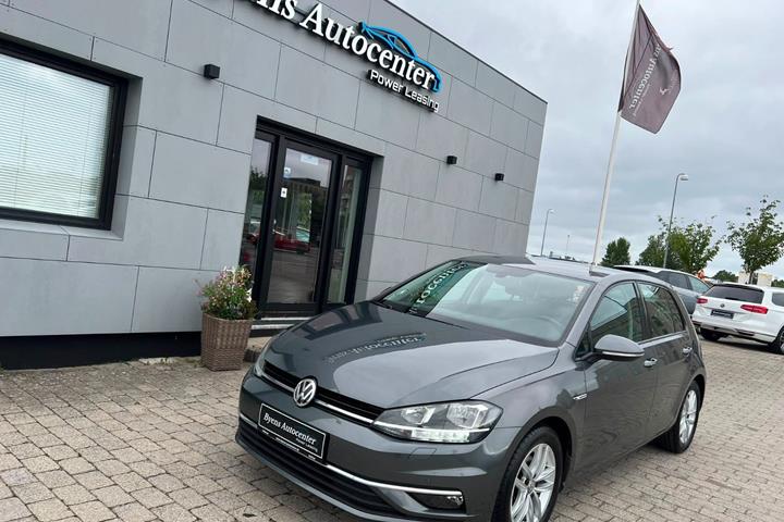 Grå VW Golf VII fra 2019