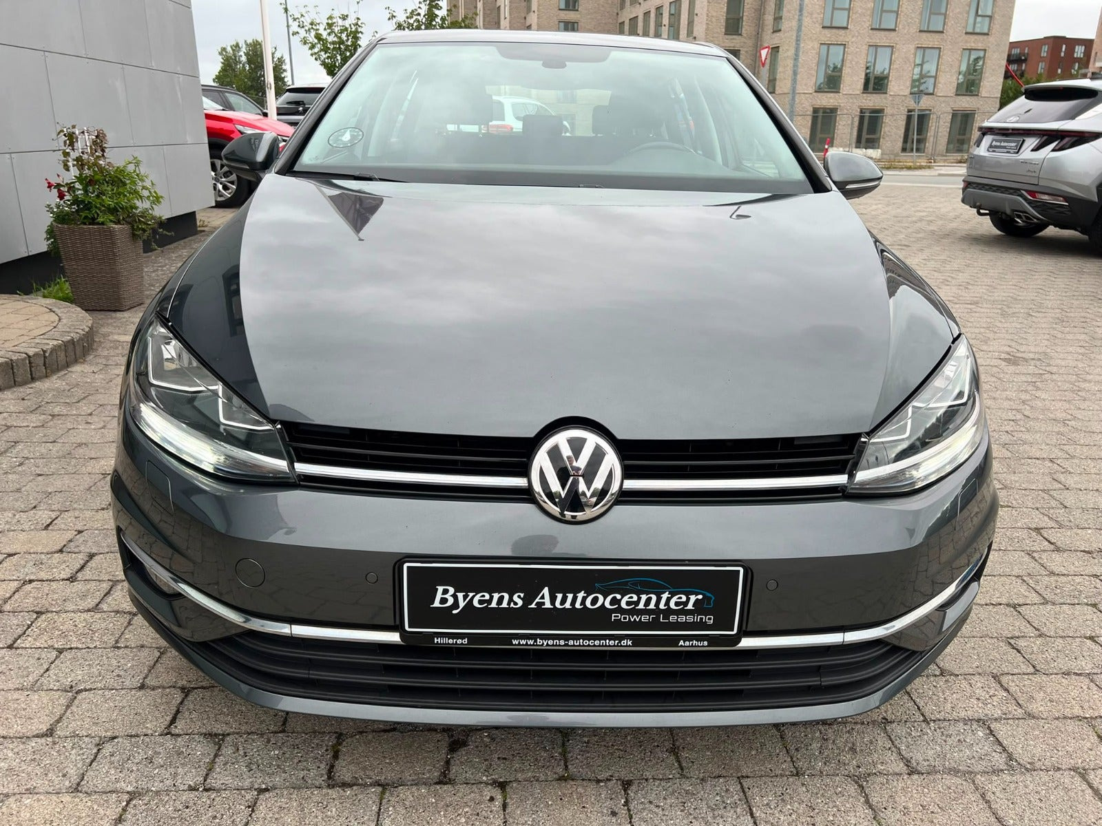 Grå VW Golf VII fra 2019