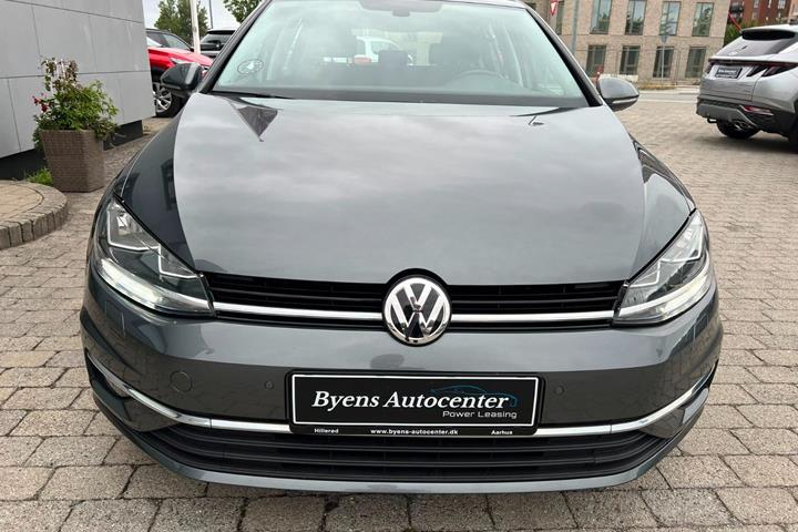 Grå VW Golf VII fra 2019