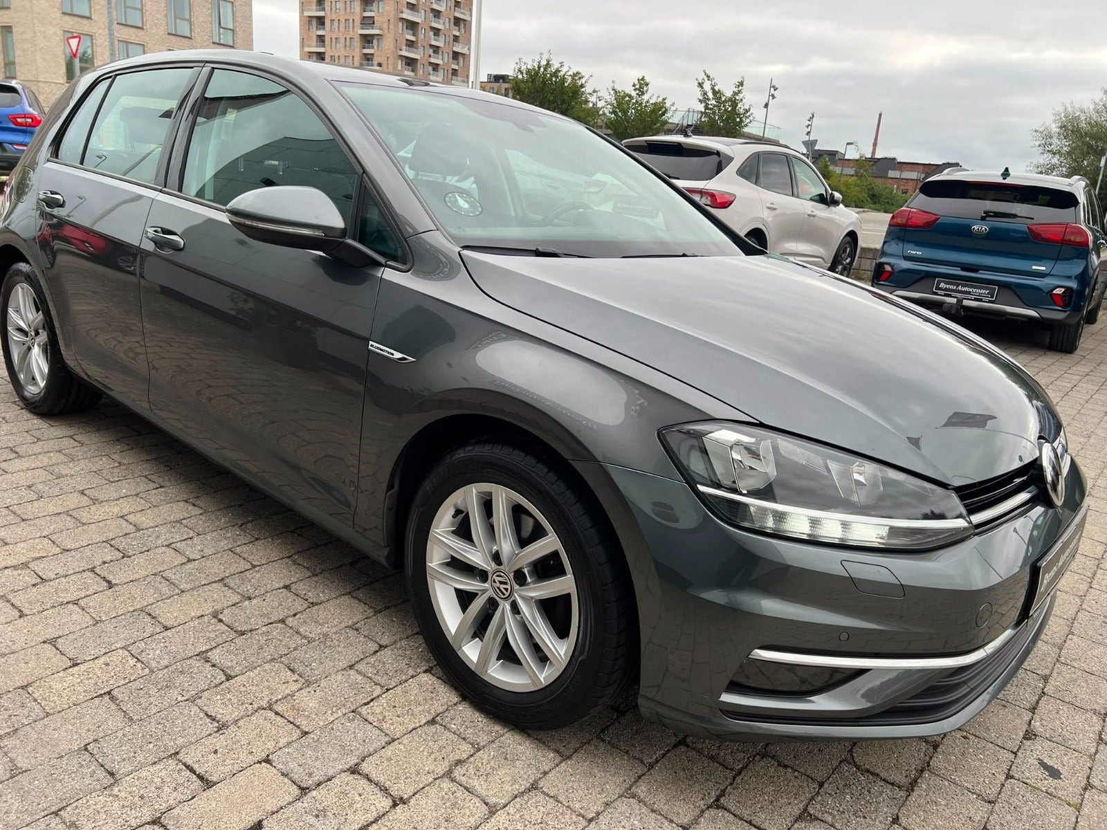 Grå VW Golf VII fra 2019