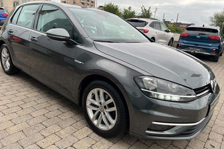 Grå VW Golf VII fra 2019