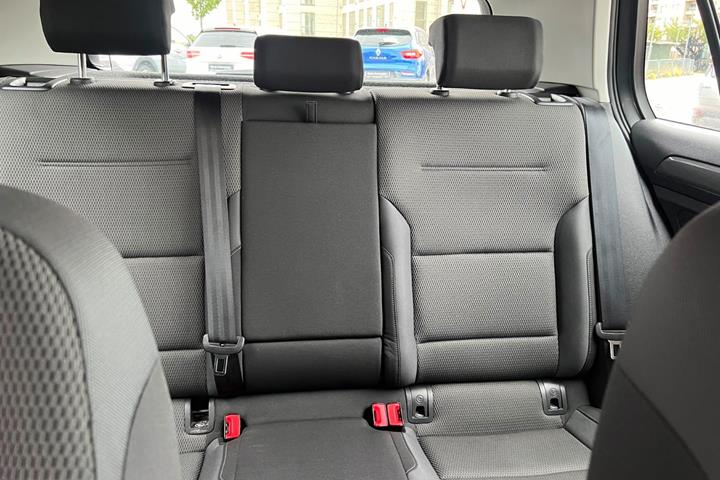 Grå VW Golf VII fra 2019