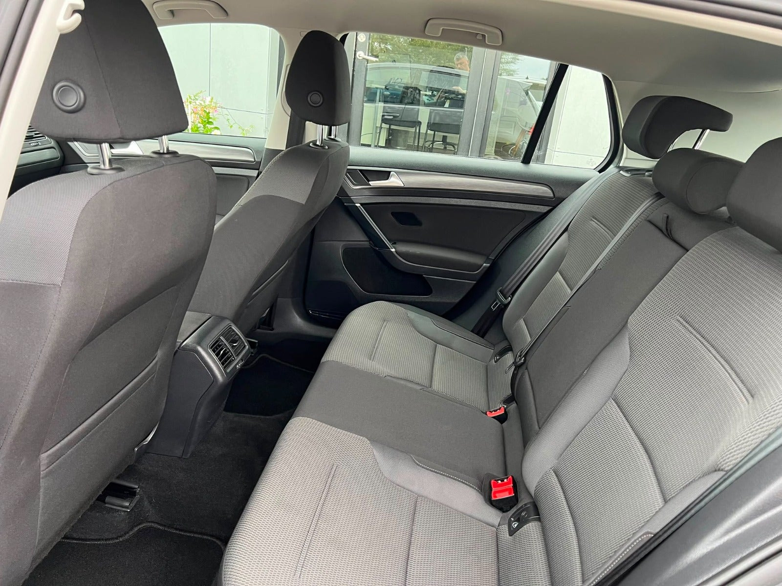 Grå VW Golf VII fra 2019
