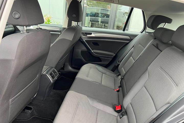 Grå VW Golf VII fra 2019