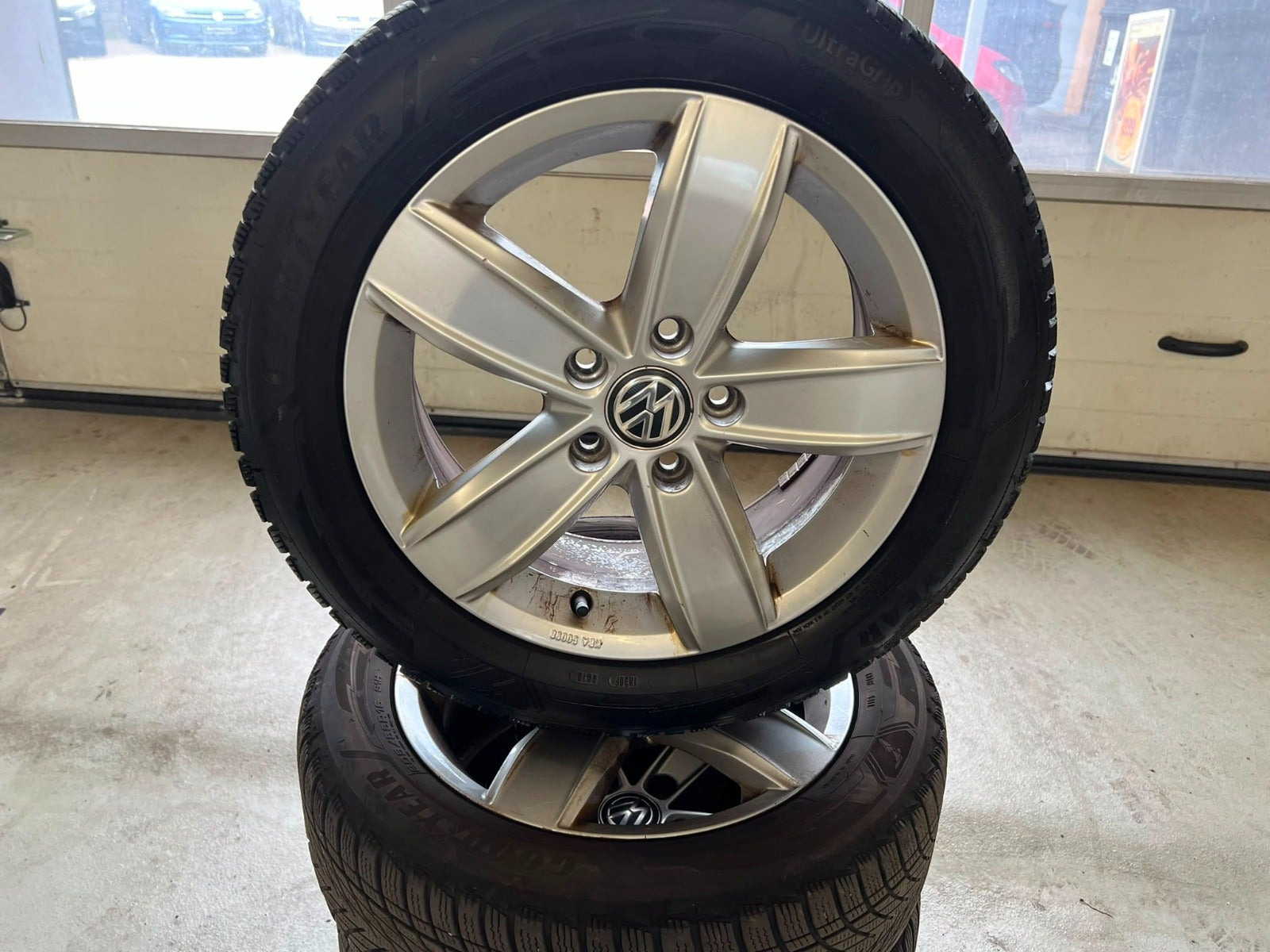 Grå VW Golf VII fra 2019