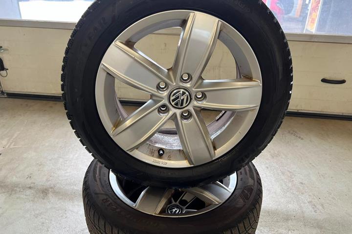 Grå VW Golf VII fra 2019