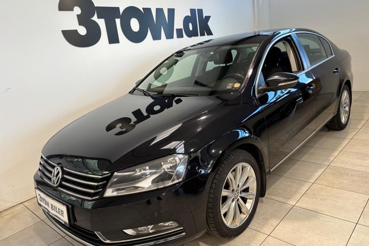 Sort VW Passat fra 2014 set udefra