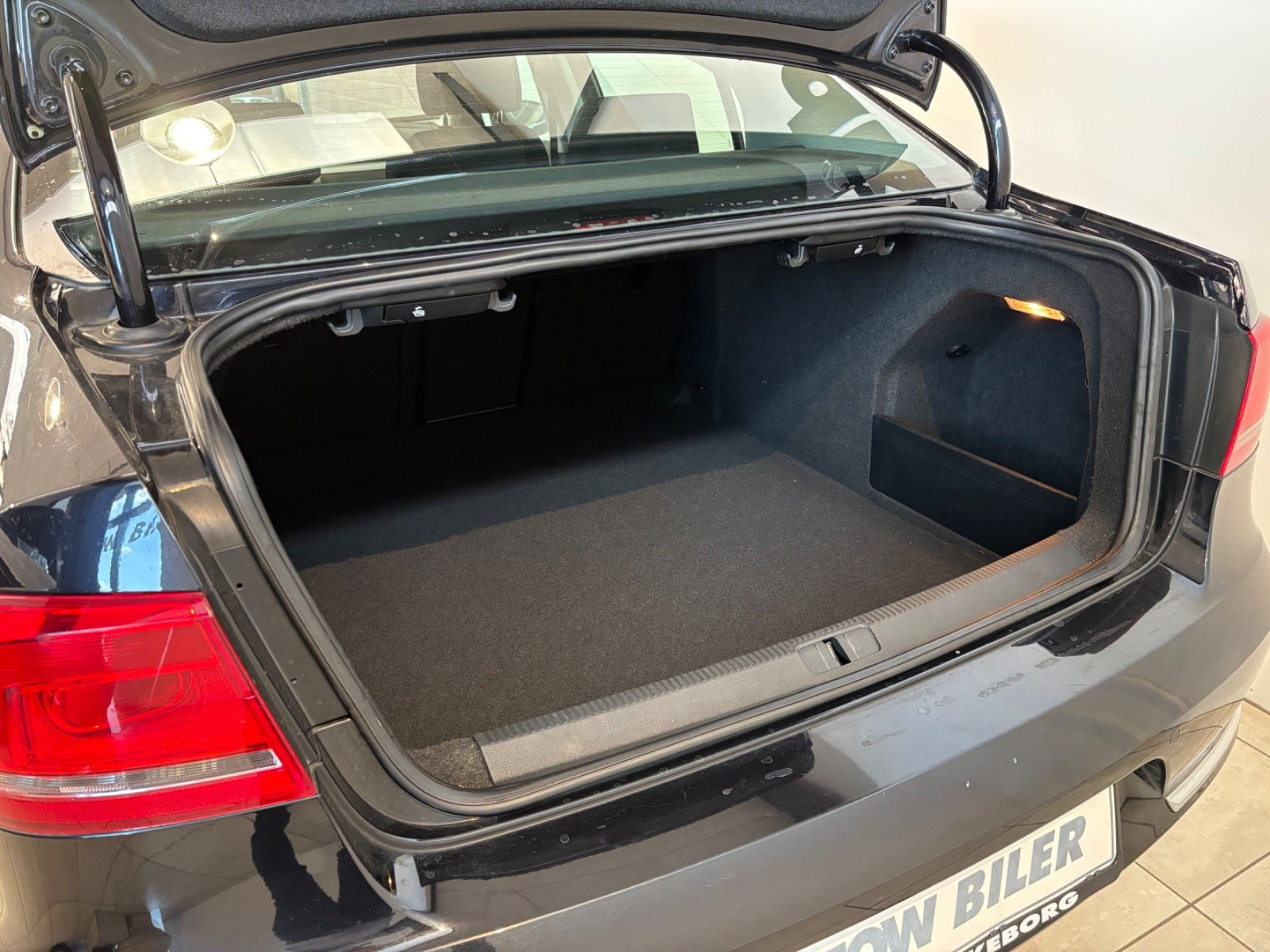 Sort VW Passat fra 2014