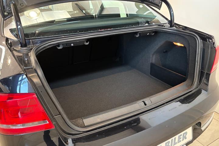 Sort VW Passat fra 2014