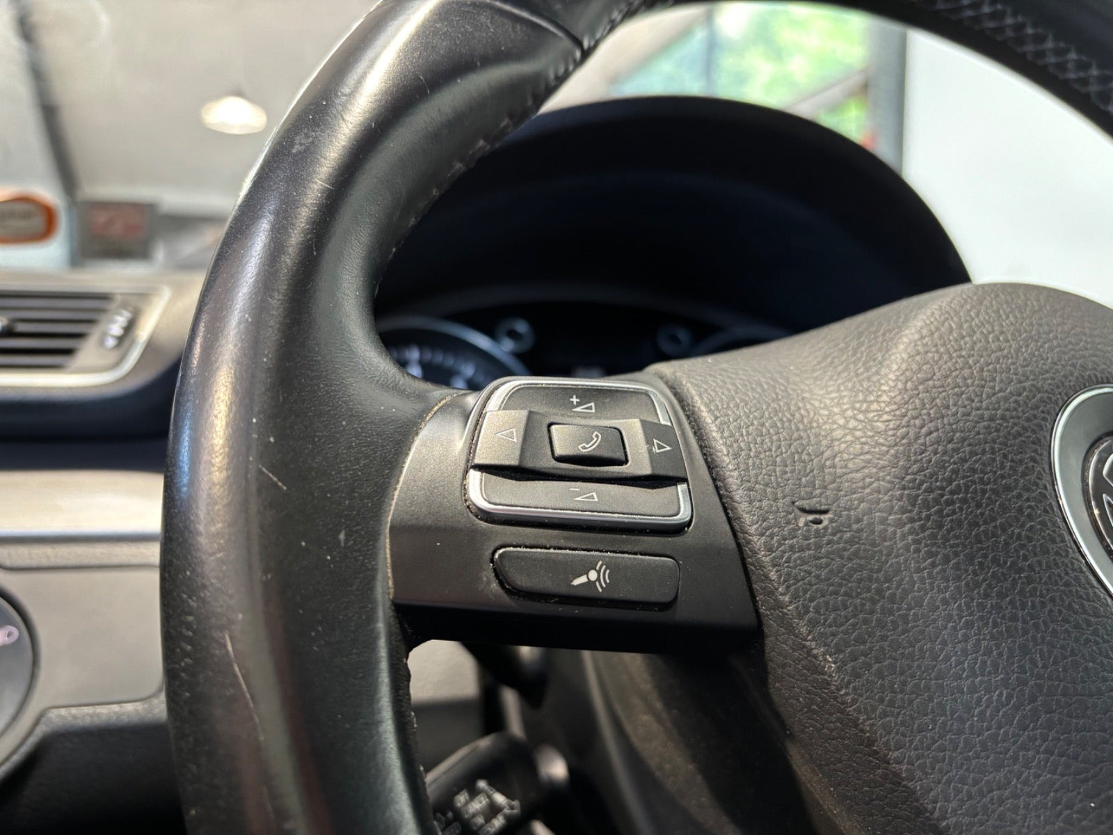 Sort VW Passat fra 2014