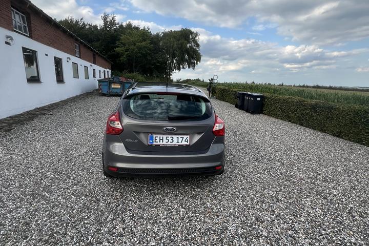 Grå Ford Focus fra 2016