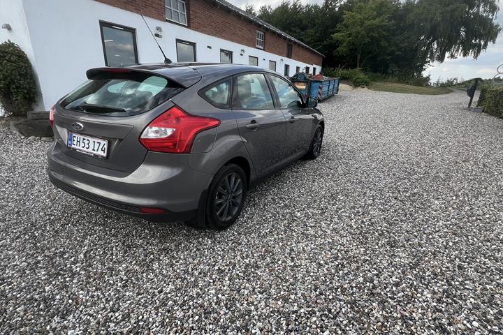 Grå Ford Focus fra 2016