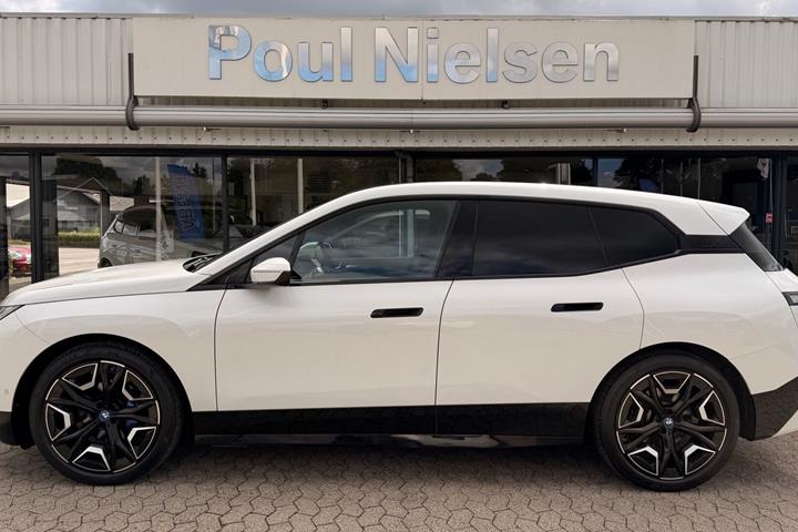 Hvid BMW iX fra 2022
