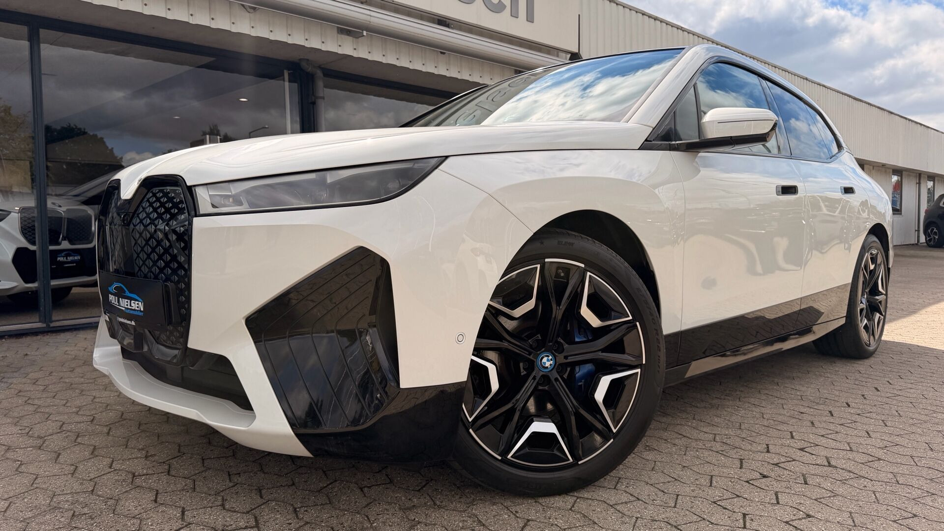 Hvid BMW iX fra 2022