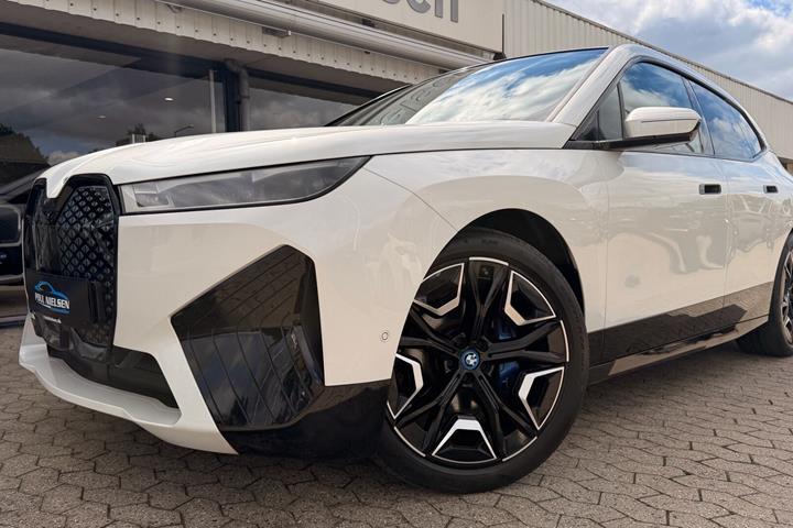 Hvid BMW iX fra 2022