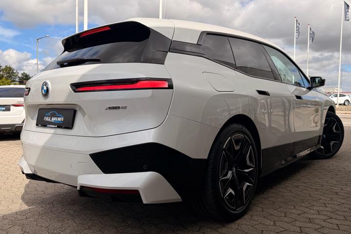 Hvid BMW iX fra 2022