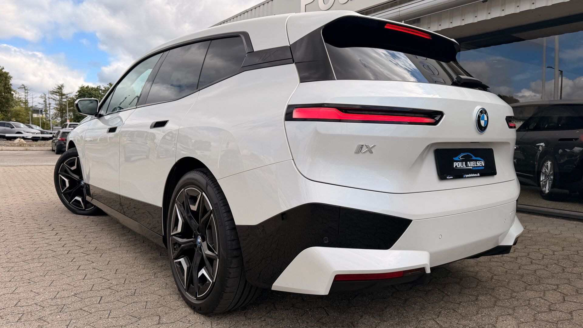 Hvid BMW iX fra 2022