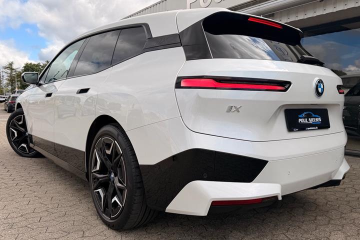 Hvid BMW iX fra 2022