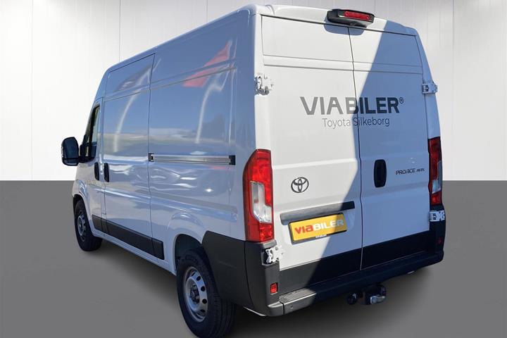 Hvid Toyota Proace Max fra 2025