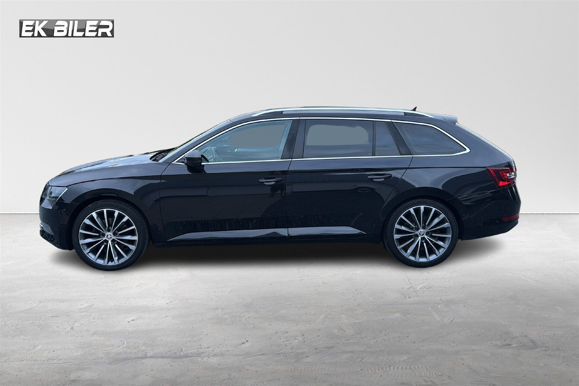 Sort Skoda Superb fra 2018