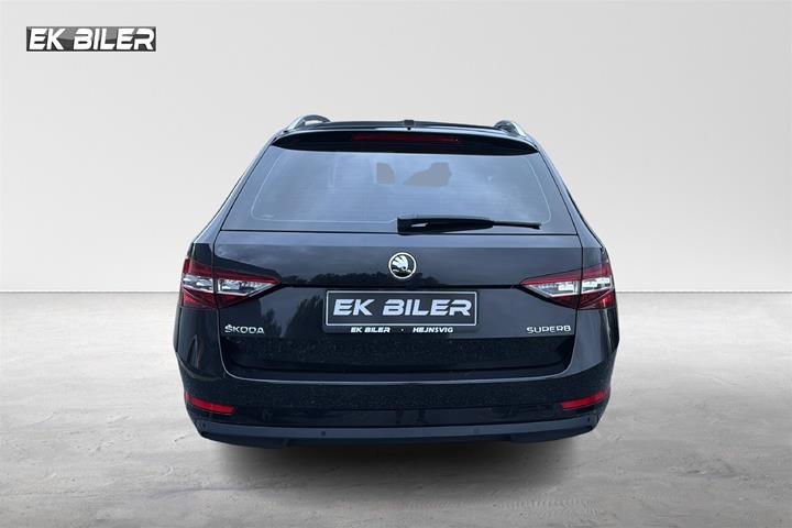 Sort Skoda Superb fra 2018