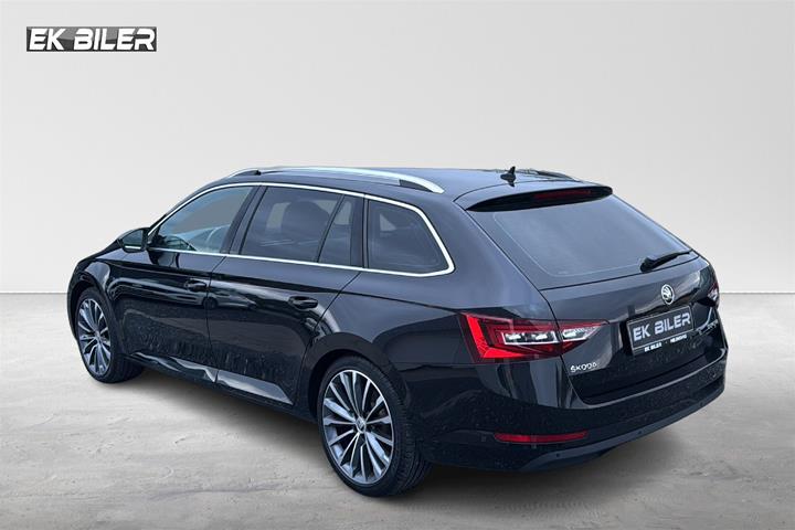 Sort Skoda Superb fra 2018