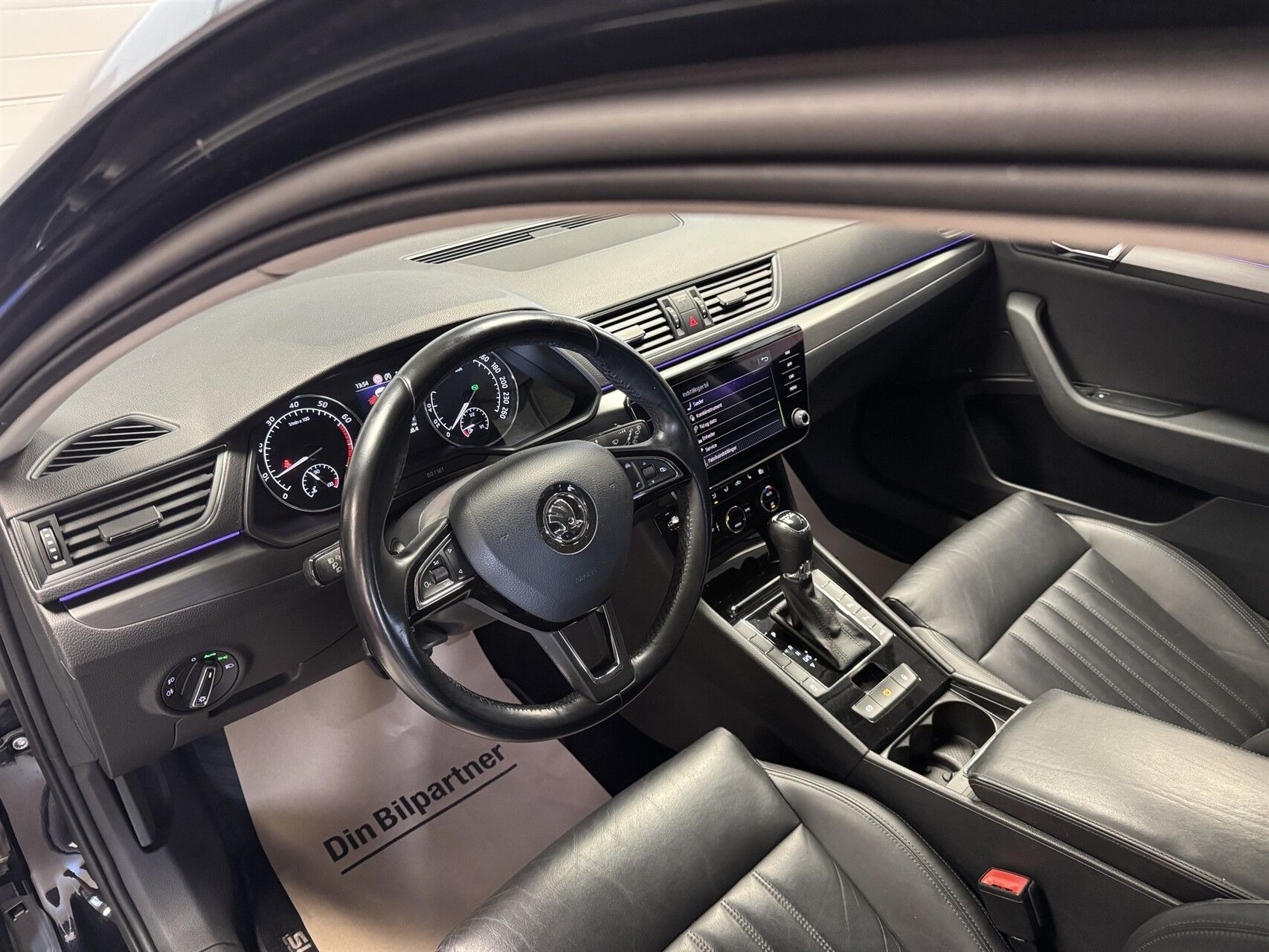 Sort Skoda Superb fra 2018