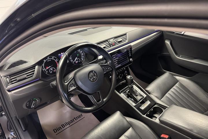 Sort Skoda Superb fra 2018