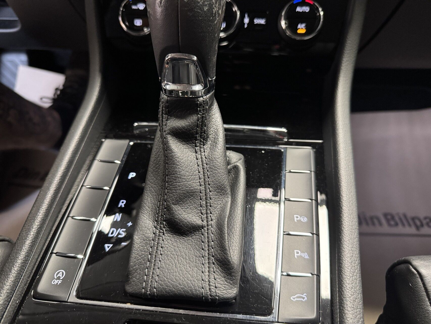 Sort Skoda Superb fra 2018
