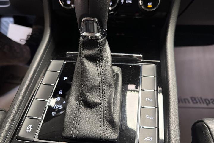 Sort Skoda Superb fra 2018