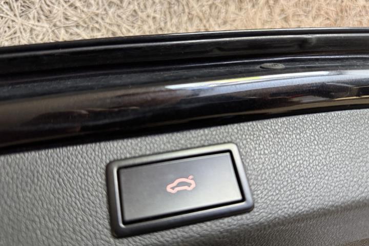 Sort Skoda Superb fra 2018