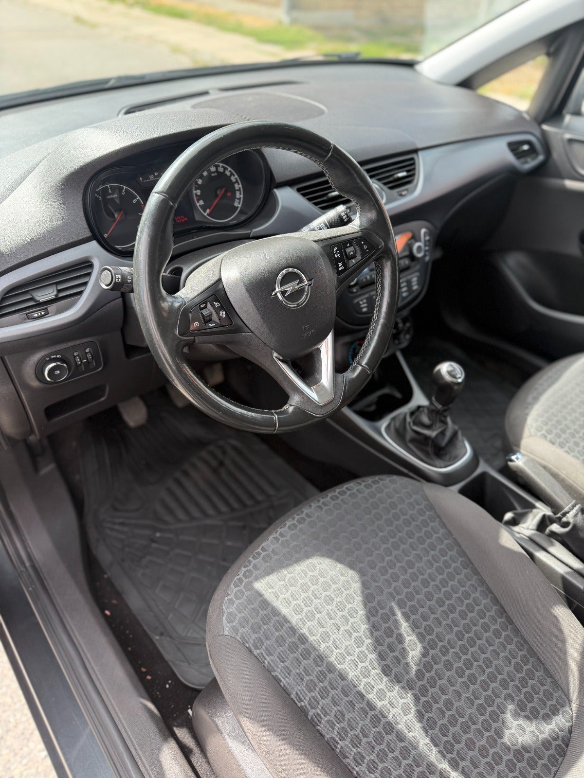 Grå Opel Corsa fra 2017