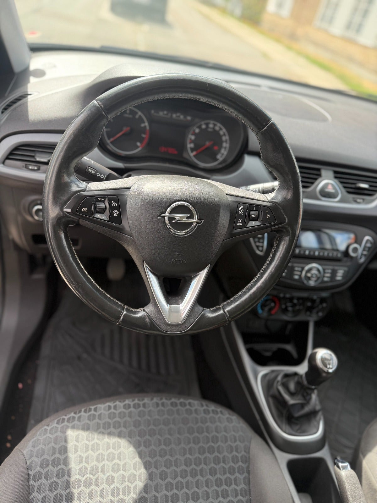Grå Opel Corsa fra 2017
