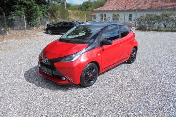 Rød Toyota Aygo fra 2018 set udefra