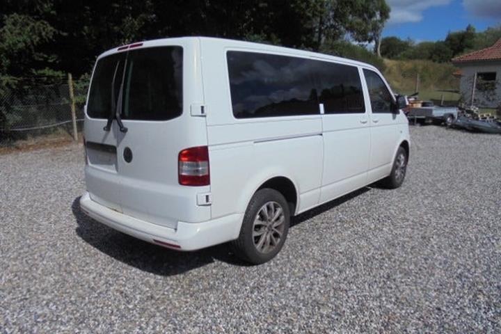 Hvid VW Caravelle fra 2014