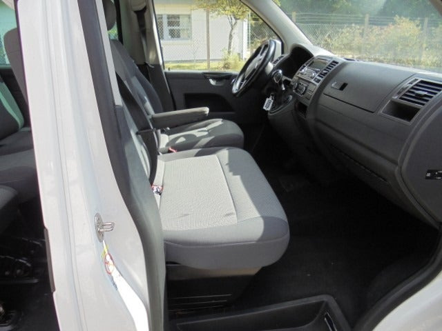 Hvid VW Caravelle fra 2014