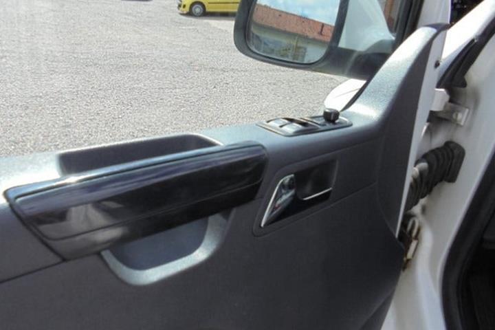 Hvid VW Caravelle fra 2014