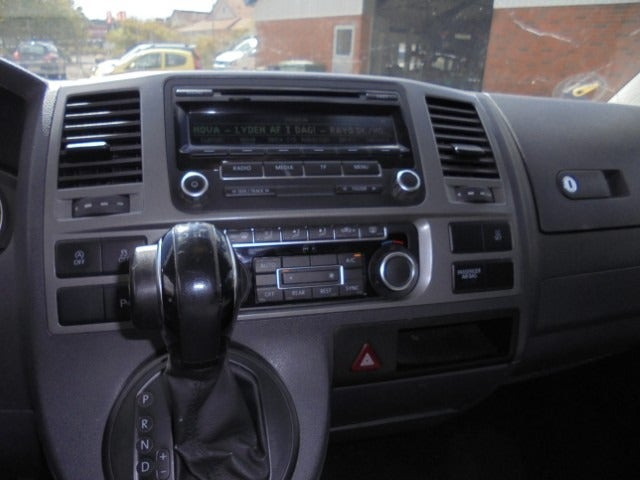 Hvid VW Caravelle fra 2014