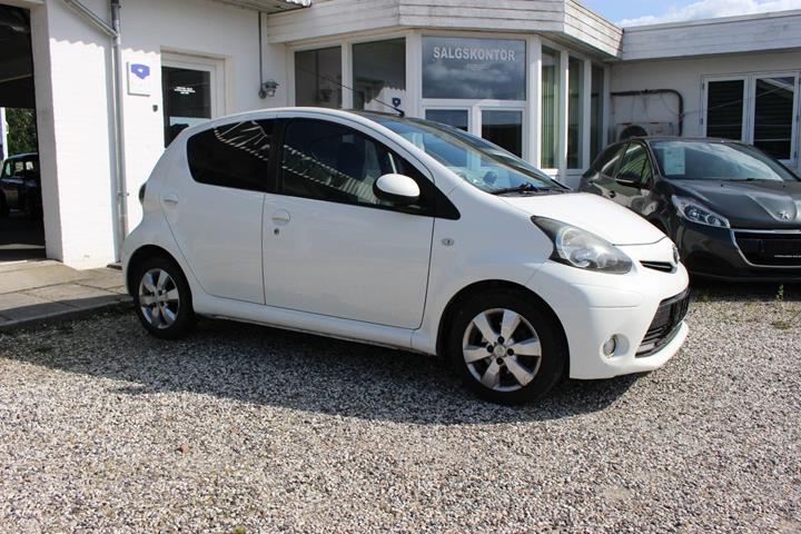 Hvid Toyota Aygo fra 2012