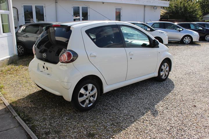 Hvid Toyota Aygo fra 2012