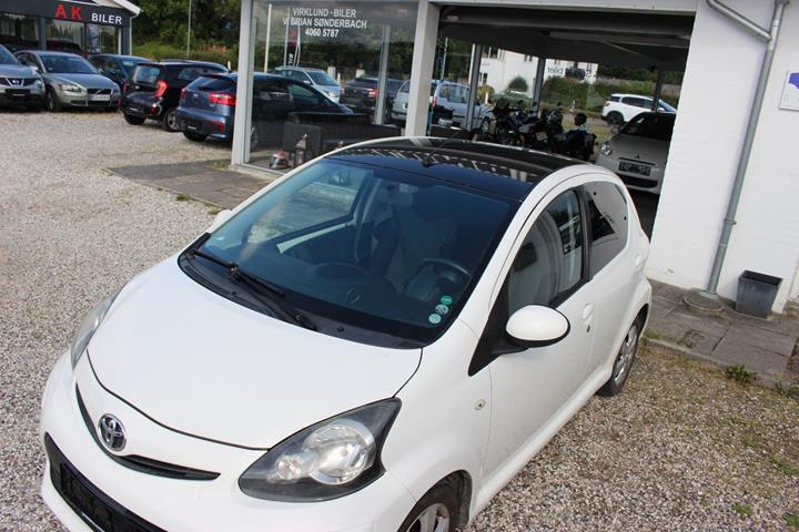 Hvid Toyota Aygo fra 2012