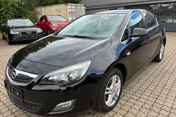 Sort Opel Astra fra 2010 set udefra